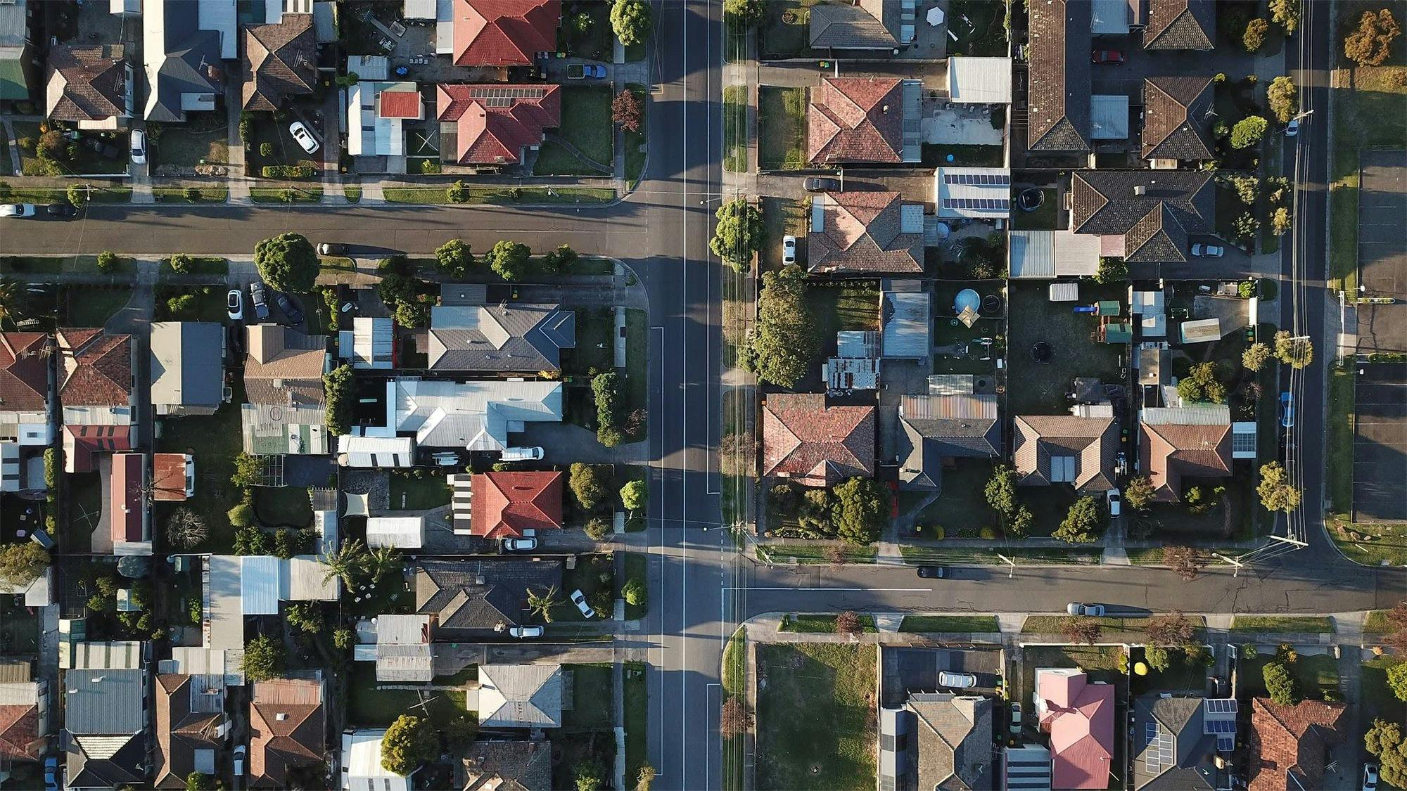 Straßenblock mit Einfamilienhäusern aus der Vorgelperspektive