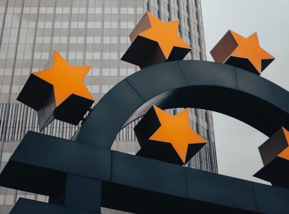 Euro-Zeichen Statue vor dem Hauptsitz der Europäischen Zentralbank