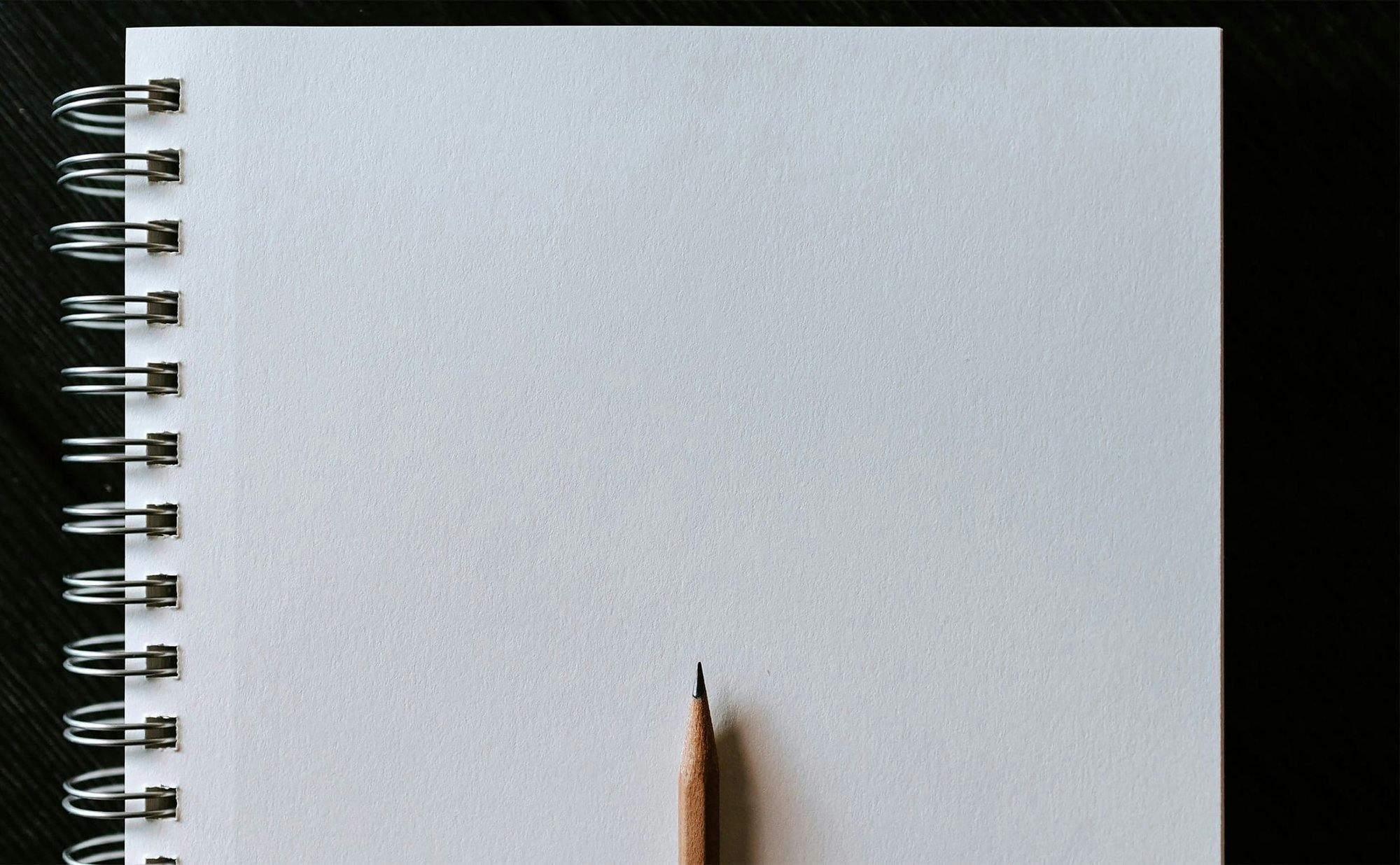 Bleistift auf einem leeren Notizblock