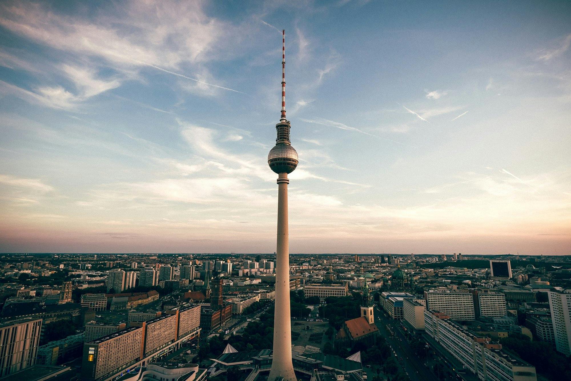 Berliner Fernsehturm vor Skyline